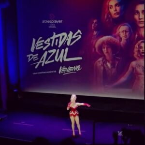 Juriji Der Klee Instagram - En la première de @vestidasdeazulserie , donde interpreto a Coccinelle 🐞 compartiendo escena con @bimba_farelo y @estrella.xtravaganza 👯‍♀️💙

Gracias a @sumacontent @soyambrossi @javviercalvo @_valeriavegas_  por incluirme en este bonito y necesario proyecto ❤️ y a todo el equipo creativo ❤️

Gracias a @atresmediaeventos por abrir el evento recreando nuestra escena 🎬 

Vestido rojo / @_richardwar 
Pelucon / @wigtsublu 

#vestidasdeazul #jurijiderklee #coccinelle #showgirl #sumacontent