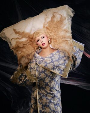 Juriji Der Klee Instagram - 🥱💤😴

Hoy no me puedo levantar… 🎶
Me quedo en mi kimono cama inspirado de la Bed dress de @viktorandrolf 💙

#jurijiderklee #juriji #dragrace #dragracees #allstars #sleepingbeauty #7deadlysins #sloth #lazy #viktorandrolf #tribute