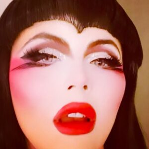 Juriji Der Klee Instagram - #throwbacktuesday 🖤
Cute memories from last year in Barcelona during @granhoteldelasreinas tour melting on #teatrocoliseum ‘s rooftop with my sisters 👯‍♀️🌞

📸
1,3,6,7 @is0ac 

2&4 @alejandro_alvarez_gomez 

5 yours truly serving face 💅

Wearing @isadora_gamberetti  @francoistamarin corset
