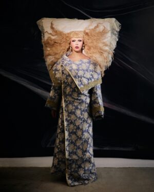 Juriji Der Klee Instagram - 🥱💤😴

Hoy no me puedo levantar… 🎶
Me quedo en mi kimono cama inspirado de la Bed dress de @viktorandrolf 💙

#jurijiderklee #juriji #dragrace #dragracees #allstars #sleepingbeauty #7deadlysins #sloth #lazy #viktorandrolf #tribute