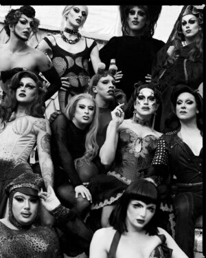Juriji Der Klee Instagram - #throwbacktuesday 🖤
Cute memories from last year in Barcelona during @granhoteldelasreinas tour melting on #teatrocoliseum ‘s rooftop with my sisters 👯‍♀️🌞

📸
1,3,6,7 @is0ac 

2&4 @alejandro_alvarez_gomez 

5 yours truly serving face 💅

Wearing @isadora_gamberetti  @francoistamarin corset