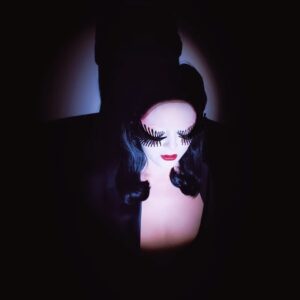 Juriji Der Klee Instagram - Para mi talent show quería rendir homenaje a uno de mis ídolos: Klaus Nomi 🖤 Su estética vanguardista y su voz operática lo convirtieron en un icono de la escena underground de Nueva York en los años 70 y 80. Su impacto en la moda y el drag fue significativo, ya que desafió las normas de género y estilo inspirando a diseñadores y drag queens por igual.

Cuando lo descubrí a los 18 años mi mundo cambió. Descubrir mi ambigüedad vocal y poder desafiar las limitaciones de la percepción de género fue muy liberador como mujer trans. 

Picture by @albertoto_official @torresibarzoestudio 
Body corset @isadora_gamberetti @francoistamarin 
Facepiece by @tuna.mess @clovisnix 
Art direction by me 

#jurijiderklee #juriji #dragrace #dragracees #klausnomi #tribute #talentshow #allstars #fashion #corset