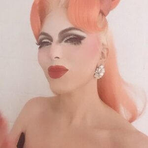 Juriji Der Klee Instagram - Fumando espero… 

Picture by @ferran.sanchez.photo
Styling @it_spain 
Wig @wigtsublu 
Makeup using @krashkosmetics 

#jurijiderklee #juriji #dragrace #dragracebelgique #snatchgame #guest #guestjudge #belgium #belgique