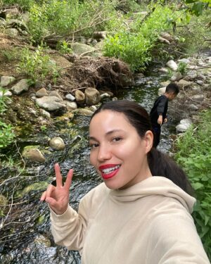 Jurnee Smollett Instagram - Exploring the beautiful outdoors with my number 1 🇨🇦. What are you all getting into this weekend?