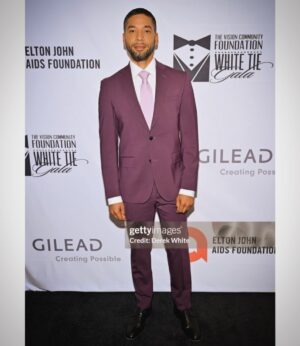 Jussie Smollett Instagram - Last night I put on a suit to present the @ielevate_ Ultimate Icon Award to my Aunt, Leading Lady and friend… THEEEE @msvfox. Good times with beautiful family. See y’all tonight @ 9pm for a special movie night😏… #TheLostHolliday #VivicaAFox

Styled by My Mama…