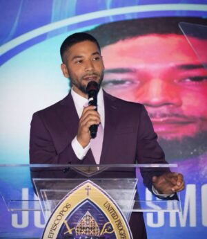 Jussie Smollett Instagram - Last night I put on a suit to present the @ielevate_ Ultimate Icon Award to my Aunt, Leading Lady and friend… THEEEE @msvfox. Good times with beautiful family. See y’all tonight @ 9pm for a special movie night😏… #TheLostHolliday #VivicaAFox

Styled by My Mama…