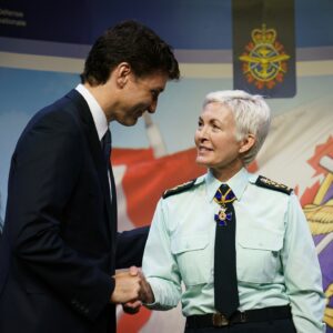Justin Trudeau Instagram - Today, General Jennie Carignan became the first woman to lead the Canadian Armed Forces. It was my honour to congratulate Canada’s new Chief of Defence Staff.

—

Aujourd’hui, la générale Jennie Carignan est devenue la première femme à la tête des Forces armées canadiennes. Ce fut un honneur pour moi de féliciter la nouvelle cheffe d’état-major de la défense du Canada.