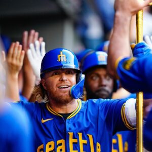 Justin Turner Instagram - Welcome to Seattle, @redturn2! #TridentsUp 🔱