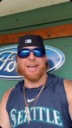 Justin Turner Instagram - @redturn2 is here and ready to work 😤