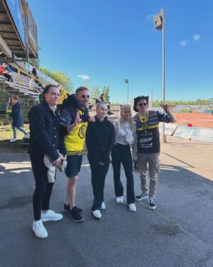Juuso Mäkilähde Instagram - Olipahan viikonloppu!🔥🔥🔥 Kiitos @patturaahe upeista järjestelyistä🙏❤️ Kiitos myös matkakumppanit @tuukkari ja @essiunkuri . Me tehtiin tästä peli!

P.S Swaippaamalla pari legendaarista videota😎