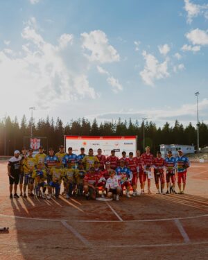 Juuso Mäkilähde Instagram - Lets make pesis great again!🔥🔥🔥Hieno reissu vanhoille kotikulmille Imatralle😊Käytiin polkaisemassa @tuukkari n kanssa Lypsyn pesiskesä käyntiin💪 Kiitos @redsipv lämpimästä vastaanotosta❤️ Nyt ei voitettu kuin hutunkeitto mutta tunnelma oli 💯 Kiitos myös kaikille paikalle saapuneille, tehtiin kauden yleisöennätys😎 Käykäähän hyvät ihmiset katsomassa kesän aikana pesispelejä, siellä on upea meininki!☀️

@imatrankaupunki @redsipv @ankkuritpesis @superpesis @radiosuomipop