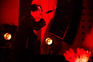 KEN THE 390 Instagram - Maison Bとのツーマンライブ"AZITO"にご来場いただいた皆さん、改めてありがとうございました！

いつもはプロデューサーの立場でAZITOを見ていますが、今回は出演者ということで新鮮な気持ちでした。

僕にも彼らにもたくさんの新たな気づきがある、
貴重な機会になりました！

次回はデビュー1周年ライブ"ONE"が開催です！
引き続きよろしくお願いします！

#maisonb 
#kenthe390