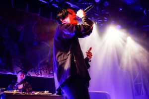 KEN THE 390 Instagram - Maison Bとのツーマンライブ"AZITO"にご来場いただいた皆さん、改めてありがとうございました！

いつもはプロデューサーの立場でAZITOを見ていますが、今回は出演者ということで新鮮な気持ちでした。

僕にも彼らにもたくさんの新たな気づきがある、
貴重な機会になりました！

次回はデビュー1周年ライブ"ONE"が開催です！
引き続きよろしくお願いします！

#maisonb 
#kenthe390