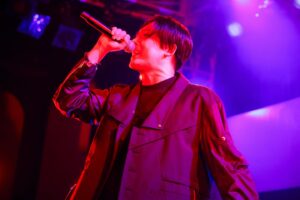 KEN THE 390 Instagram - Maison Bとのツーマンライブ"AZITO"にご来場いただいた皆さん、改めてありがとうございました！

いつもはプロデューサーの立場でAZITOを見ていますが、今回は出演者ということで新鮮な気持ちでした。

僕にも彼らにもたくさんの新たな気づきがある、
貴重な機会になりました！

次回はデビュー1周年ライブ"ONE"が開催です！
引き続きよろしくお願いします！

#maisonb 
#kenthe390