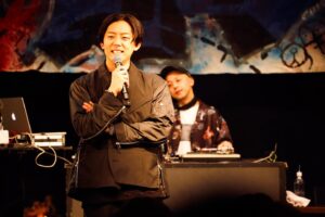 KEN THE 390 Instagram - Maison Bとのツーマンライブ"AZITO"にご来場いただいた皆さん、改めてありがとうございました！

いつもはプロデューサーの立場でAZITOを見ていますが、今回は出演者ということで新鮮な気持ちでした。

僕にも彼らにもたくさんの新たな気づきがある、
貴重な機会になりました！

次回はデビュー1周年ライブ"ONE"が開催です！
引き続きよろしくお願いします！

#maisonb 
#kenthe390