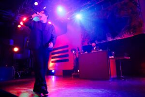 KEN THE 390 Instagram - Maison Bとのツーマンライブ"AZITO"にご来場いただいた皆さん、改めてありがとうございました！

いつもはプロデューサーの立場でAZITOを見ていますが、今回は出演者ということで新鮮な気持ちでした。

僕にも彼らにもたくさんの新たな気づきがある、
貴重な機会になりました！

次回はデビュー1周年ライブ"ONE"が開催です！
引き続きよろしくお願いします！

#maisonb 
#kenthe390