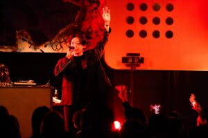 KEN THE 390 Instagram - Maison Bとのツーマンライブ"AZITO"にご来場いただいた皆さん、改めてありがとうございました！

いつもはプロデューサーの立場でAZITOを見ていますが、今回は出演者ということで新鮮な気持ちでした。

僕にも彼らにもたくさんの新たな気づきがある、
貴重な機会になりました！

次回はデビュー1周年ライブ"ONE"が開催です！
引き続きよろしくお願いします！

#maisonb 
#kenthe390