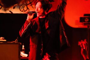 KEN THE 390 Instagram - Maison Bとのツーマンライブ"AZITO"にご来場いただいた皆さん、改めてありがとうございました！

いつもはプロデューサーの立場でAZITOを見ていますが、今回は出演者ということで新鮮な気持ちでした。

僕にも彼らにもたくさんの新たな気づきがある、
貴重な機会になりました！

次回はデビュー1周年ライブ"ONE"が開催です！
引き続きよろしくお願いします！

#maisonb 
#kenthe390