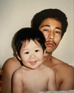 KOWICHI Instagram - 親父、63年間お疲れさん。
アウディ新車でプレゼント出来なくてごめん…
俺は未だに、大事なモノすらたまに見失ってしまうくらい半人前な男かもしれないけど、さすがに気持ち入れ替えてちゃんと頑張るからさ。
始めた頃、親父が猛烈に反対してた音楽の仕事も今はレーベル背負って仲間を上げようってとこまで来てるよ。
だから安心して休んで、後の事は任せろ。雲の上から見ててくれよな。
ありがとう