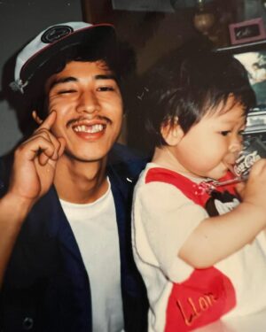 KOWICHI Instagram - 親父、63年間お疲れさん。
アウディ新車でプレゼント出来なくてごめん…
俺は未だに、大事なモノすらたまに見失ってしまうくらい半人前な男かもしれないけど、さすがに気持ち入れ替えてちゃんと頑張るからさ。
始めた頃、親父が猛烈に反対してた音楽の仕事も今はレーベル背負って仲間を上げようってとこまで来てるよ。
だから安心して休んで、後の事は任せろ。雲の上から見ててくれよな。
ありがとう