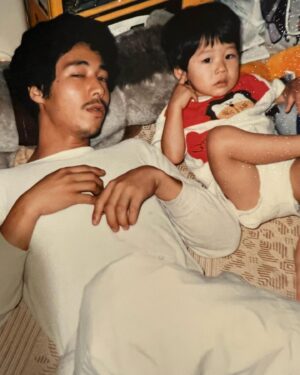 KOWICHI Instagram - 親父、63年間お疲れさん。
アウディ新車でプレゼント出来なくてごめん…
俺は未だに、大事なモノすらたまに見失ってしまうくらい半人前な男かもしれないけど、さすがに気持ち入れ替えてちゃんと頑張るからさ。
始めた頃、親父が猛烈に反対してた音楽の仕事も今はレーベル背負って仲間を上げようってとこまで来てるよ。
だから安心して休んで、後の事は任せろ。雲の上から見ててくれよな。
ありがとう