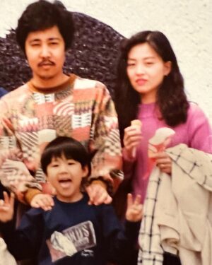 KOWICHI Instagram - 親父、63年間お疲れさん。
アウディ新車でプレゼント出来なくてごめん…
俺は未だに、大事なモノすらたまに見失ってしまうくらい半人前な男かもしれないけど、さすがに気持ち入れ替えてちゃんと頑張るからさ。
始めた頃、親父が猛烈に反対してた音楽の仕事も今はレーベル背負って仲間を上げようってとこまで来てるよ。
だから安心して休んで、後の事は任せろ。雲の上から見ててくれよな。
ありがとう