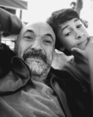 Kaan Çakır Instagram - Kisa bir oyun .....
Vladimir:Yaz gelir mi ? 
Estragon: Bilmem... 
0ynayanlar. 
Vladimir @kaancakirresmi 
Estragon @alicakiri 
#oyun#tiyatro#baba#ogul#vs