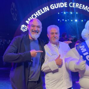 Kaan Çakır Instagram - @kurulbitez @michelinguide Cok emek verdik. Takdir edilmek cok guzel. Gurur verici. Tum ekibimiz ve gelmis gecmis calisanlarimizin ellerine saglik. Hepsinin katkisi var. yasasin yemek….. #michelinguide  #kebab #bodrum #bitez #ocakbaşı
