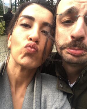 Kaan Çakır Instagram - Benden bu kadar... tesekkurler @istgelintv Ekibi. Samimiyetiniz herseye bedel. Beni tekrar tekrar sarilarak, hediyelerle, sevgiyle ugurladiniz. @o3medya @startv @zeyntann @ozcandeniz @aslienver @dilaraaksuyek_ @bademcisalih @firattanis @mugecitak @lampahotel @sevanbicakcijewellery @haticegokceofficial @guvenyadamurat #ekipruhu #kameraarkası #kalbinyeter