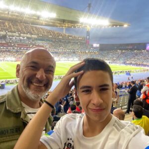 Kaan Çakır Instagram - Iyi kalpli oglumun bir dilegi daha gerceklesti. Sevgili @mehmteski  Ali’ye guzel bi abilik yaparak final gecesinin heyecanini yasatti. Sagol Mehmet. Mutluyuz. #championsleagefinal