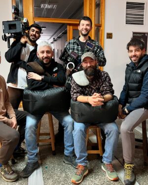 Kaan Urgancıoğlu Instagram - Yas ve kutlama… ilginç bir akşam olacak. Hiç bu iki duygu bu kadar yakın olmamıştı.. bilmediğim bir tecrübe olacak.. ben böyle noktalı yazmayı Sema’nın senaryolarını okuyarak mı özümsedim? Bilmiyorum.. ve bilmediğim daha bir çok şeyi öğrenme, tecrübe etme zorluklarından geçerken yanımda, önümde, arkamda olan.. benimle bir çok yükü birlikte sırtlanarak işimi çok kolaylaştıran tüm ekip arkadaşlarım.. sizi çok seviyorum.. hakkınızı helal ediniz.. zor bir gece olacak ama ne demiş ılgaz.. Acının içinden geçmezsen dışına … #yargı @yargidizi @ayyapim @kanald
