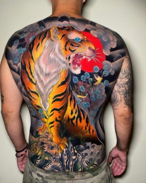 Kadri Beran Taşkın Instagram - İnanılmaz keyifli bi çalışmaydı.. Sabrın ve dayanıklılığın için seni tebrik ediyorum hocam @kadri_beran .. 🌹
.
#tiger #tigertattoo #neotraditionaltattoo #newschooltattoo #oldschooltattoo #colortattoo #fullbacktattoo #fullback #neotraditional #japanesetattoo #art #tattooideas #irezumi #irezumitattoo #japan #japanese #japanesetattoo