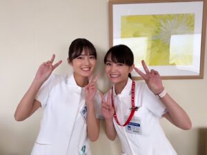 Kaho Mizutani Instagram - 今夜9時〜
#ブラックペアン　シーズン2 第1話放送です。
久しぶりに会えたわかなちゃんと…♡
嬉しくてるんるんな顔してる🙉

完成した映像を少し観させてもらったのですが、
進化したブラックペアン、本当に格好良すぎて度肝を抜かれました。。
これからの放送が私も楽しみです🫢