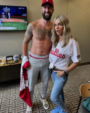 Kaitlin Olson Instagram - 48 hours in London doing American and Welsh stuff with my dad and my husband promoting my favorite city and my new show @highpotentialabc …ok, night night for days. 🏴󠁧󠁢󠁥󠁮󠁧󠁿🏴󠁧󠁢󠁷󠁬󠁳󠁿🇺🇸♥️