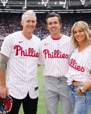 Kaitlin Olson Instagram - 48 hours in London doing American and Welsh stuff with my dad and my husband promoting my favorite city and my new show @highpotentialabc …ok, night night for days. 🏴󠁧󠁢󠁥󠁮󠁧󠁿🏴󠁧󠁢󠁷󠁬󠁳󠁿🇺🇸♥️