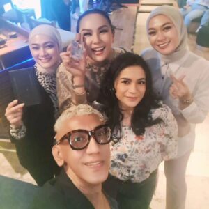 Kalina Ocktaranny Instagram - Terima kasih July..
Sesuatu yg baru dimulai dibulan ini.. @love.k.parfum
Selamat datang Agustus.. 
Semoga kerja keras dibulan2 kemarin akan berbuah manis kedepannya..
Aamiin 🤲🏻

❤️K