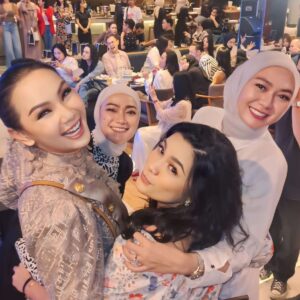 Kalina Ocktaranny Instagram - Terima kasih July..
Sesuatu yg baru dimulai dibulan ini.. @love.k.parfum
Selamat datang Agustus.. 
Semoga kerja keras dibulan2 kemarin akan berbuah manis kedepannya..
Aamiin 🤲🏻

❤️K