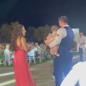 Kalomoira Sarantis Instagram - 🇬🇷 Πολύ όμορφη η βάφτιση προχθές 💕περάσαμε τέλεια με φίλους και οικογένεια 💕 Αγαπάω πως η κόρη μου είχε την μπάλα της όπου και να πήγαινε ⚽️⭐️

🇺🇸Beautiful baptism for our friends celebrating their beautiful daughter. We had such a blast with family and friends. 🥰 A special moment for me was having my daughter dribbling the ball wherever she went…! ⚽️⭐️my little soccer star!