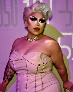Kalorie Karbdashian-Williams Instagram - Mr de Mille I’m ready for my close up. 🤍🖤 pictures at @playelectric just hit different 😍

📸 @jenderkwir 
Necklace: @namejewelryqueensaunders