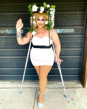 Kalorie Karbdashian-Williams Instagram - And a piece for Regina George. Even though she fractured her spine she still looks like a rockstar. 😂😂

A little throw back to when I was on crutches 😂😂😂😂 hahahah I had to make lemons into margaritas lol