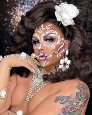 Kalorie Karbdashian-Williams Instagram - 🤍🤍I’mma put you to sleep. Make you My soul to keep.🤍🤍 •
•
•
•
•
•
•
•
💅🏼 @theclawmasheen 💍 @madeforaqueen
🎩 @joeystonee
foundation: @blackopalbeauty 
Contour : @fentybeauty
Concealer: @benifitcosmetics cakeless No.2 
Eyes: @jeffreestarcosmetics
Highlight: @jeffreestarcosmetics diamond wet 
Lips: @jeffreestarcosmetics
Contour: @fentybeauty in coco naughty with @maccosmetics In blunt 
Blush: @maccosmetics in loud speaker •
•
•
• •
•
•
•
 #thiccums  #kkw #biggirls #beautyinfluencer
#rpdr #rupaul #phatgirl  #makeup #drag #dragrace  #dragqueen #gay #gayboy #gayboys #iggay #instadrag #bodypositivity #socialinfluencer #makeuplooks  #dragrace #vh1 #jsc #jeffreestarcosmetics #sugarpill #starmakeup