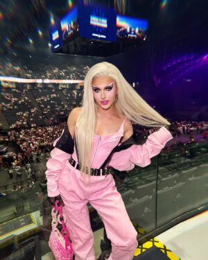Kam Hugh Instagram - 💖BARBZ💖
——
A dream came true !!! Finally able to see @nickiminaj live !!! Thank you @accor_arena for this amazing experience 🥰 feel so blessed @chloealaoui 🫶
——
Outfit @muglerofficial
Bag @kevingermanier
#drag #nickiminaj #barbz #accorarena