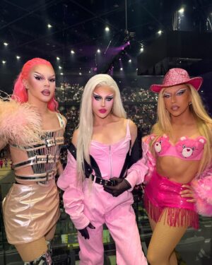 Kam Hugh Instagram - 💖BARBZ💖
——
A dream came true !!! Finally able to see @nickiminaj live !!! Thank you @accor_arena for this amazing experience 🥰 feel so blessed @chloealaoui 🫶
——
Outfit @muglerofficial
Bag @kevingermanier
#drag #nickiminaj #barbz #accorarena