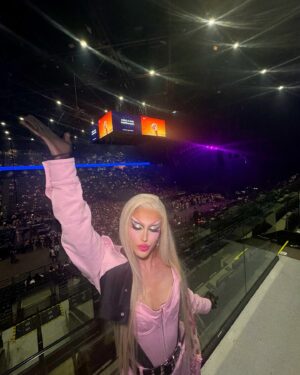 Kam Hugh Instagram - 💖BARBZ💖
——
A dream came true !!! Finally able to see @nickiminaj live !!! Thank you @accor_arena for this amazing experience 🥰 feel so blessed @chloealaoui 🫶
——
Outfit @muglerofficial
Bag @kevingermanier
#drag #nickiminaj #barbz #accorarena