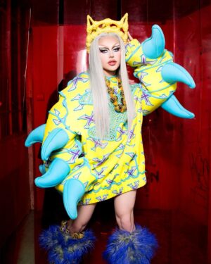 Kam Hugh Instagram - 💚W I N D O W S E N💚
——
Had a blast and an exquisite time at @windowsen show !
Such an impressive mind, always pushing the boundaries of shapes, materials and Colors✨
——
📸 @edwardkwendt 💚
👗 @windowsen
——
#drag #dragqueen #fashionweek #fw #windowsen