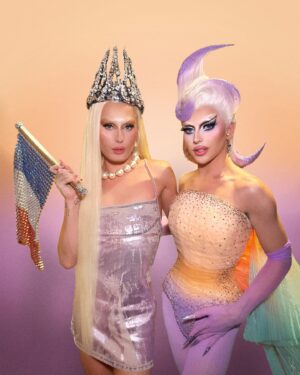 Kam Hugh Instagram - 👑TATA FIFI👑
——
So proud of my girl @le_filip I love you so much, from my ultimate inspiration as a young drag queen to a true friend! It’s been such a journey and you deserve everything good that is happening 🫶
——
👗 : @rochart_design
💇🏼‍♀️: @parizhair
💅 : @chloedan520
gloves : @aymerick.zana
——
#drag #dragrace #dragracefrance #drf