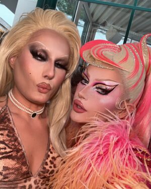 Kam Hugh Instagram - 👑TATA FIFI👑
——
So proud of my girl @le_filip I love you so much, from my ultimate inspiration as a young drag queen to a true friend! It’s been such a journey and you deserve everything good that is happening 🫶
——
👗 : @rochart_design
💇🏼‍♀️: @parizhair
💅 : @chloedan520
gloves : @aymerick.zana
——
#drag #dragrace #dragracefrance #drf