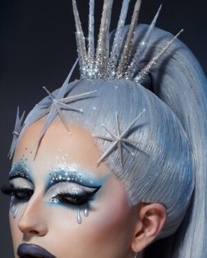 Kam Hugh Instagram - ✨ICÔNES DRAG by @ranobrac ✨
——
Après plus de 6 ans d’amitié, je suis très fier d’aujourd’hui vous annoncer la sortie du livre de mon photographe (et ami) favori @ranobrac !
C’est grâce à toi si j’en suis la aujourd’hui, tu m’as aidé et soutenu dans tous mes projets et m’as permis d’exprimer mon art à travers le tien, merci pour tout✨
Vous avez certainement rêvé devant ces photographies, aujourd’hui vous pouvez les toucher et les admirer en HD sur papier glacé 🩵 enjoy the full Ranobrac fantasy ORDER NOW
Disponible partout!
Merci d’avoir chois cette photo en couverture avec mon chérie @raphael_say 😉
#drag #dragqueen #dragrace #ranobrac