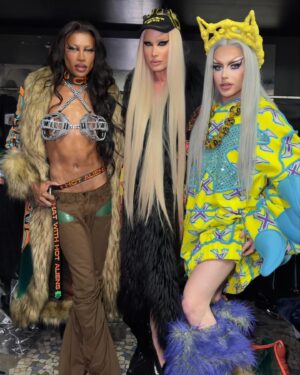 Kam Hugh Instagram - 💚W I N D O W S E N💚
——
Had a blast and an exquisite time at @windowsen show !
Such an impressive mind, always pushing the boundaries of shapes, materials and Colors✨
——
📸 @edwardkwendt 💚
👗 @windowsen
——
#drag #dragqueen #fashionweek #fw #windowsen