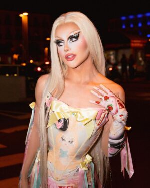 Kam Hugh Instagram - 🌟TE QUIERO🌟
———
Madrid i had such a blast last week thank you for everything @lalolitabanana @martacarinomadrid @venenomadrid
——
📸 @satnof_ 
👗 @ladymissboo and print by @franciscoterra ⭐️
——
#dragqueen #madrid #drag #dragrace #dragracefrance